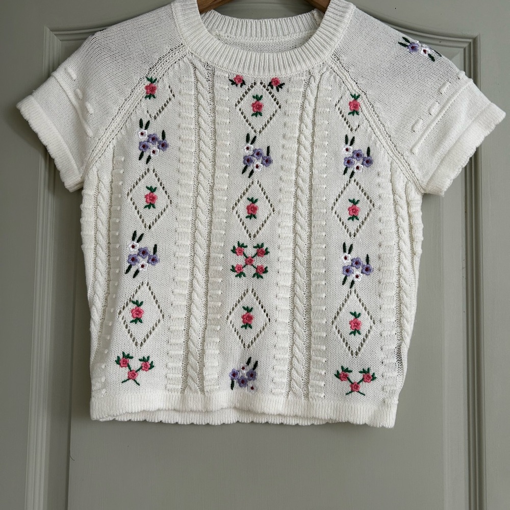 Cider White Knit Short Sleeve Top with Floral Embroidery